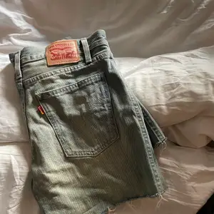 Ljusblåa/grå jeansshorts från Levis. 👖 Säljer även ett par liknande i svart/grå🦋