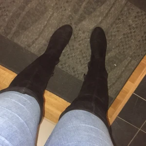Stövlar❤️ - Hej säljer dessa snygga stövlar då de är för stora kring benen. Har några defekter men annars bra skick. Stövlarna är i storlek 38. 