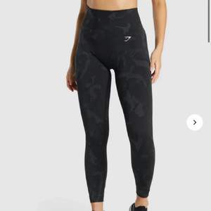 Säljer mina i princip helt nya tights från gymshark. Modellen heter adapt camo seamless och är slutsålda på hemsidan i många storlekar. Dem passar både s/xs då passformen är tajt. Skriv om ni undrar något! 💕🌸 (andra bilden lånad + annan färg)