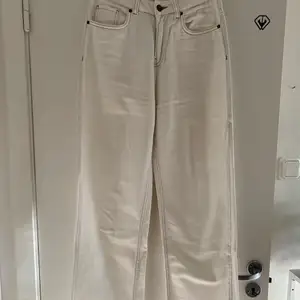 Super fina vita jeans med beiga sömmar. Är ifrån Emilie britings kollektion men Nakd. Pris går att diskutera. 