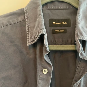 Massimo Dutti skjorta - Skjorta från Massimo Dutti. Sparsamt använt. Nypris 1000kr. Priset kan diskuteras. Finest fabric. 