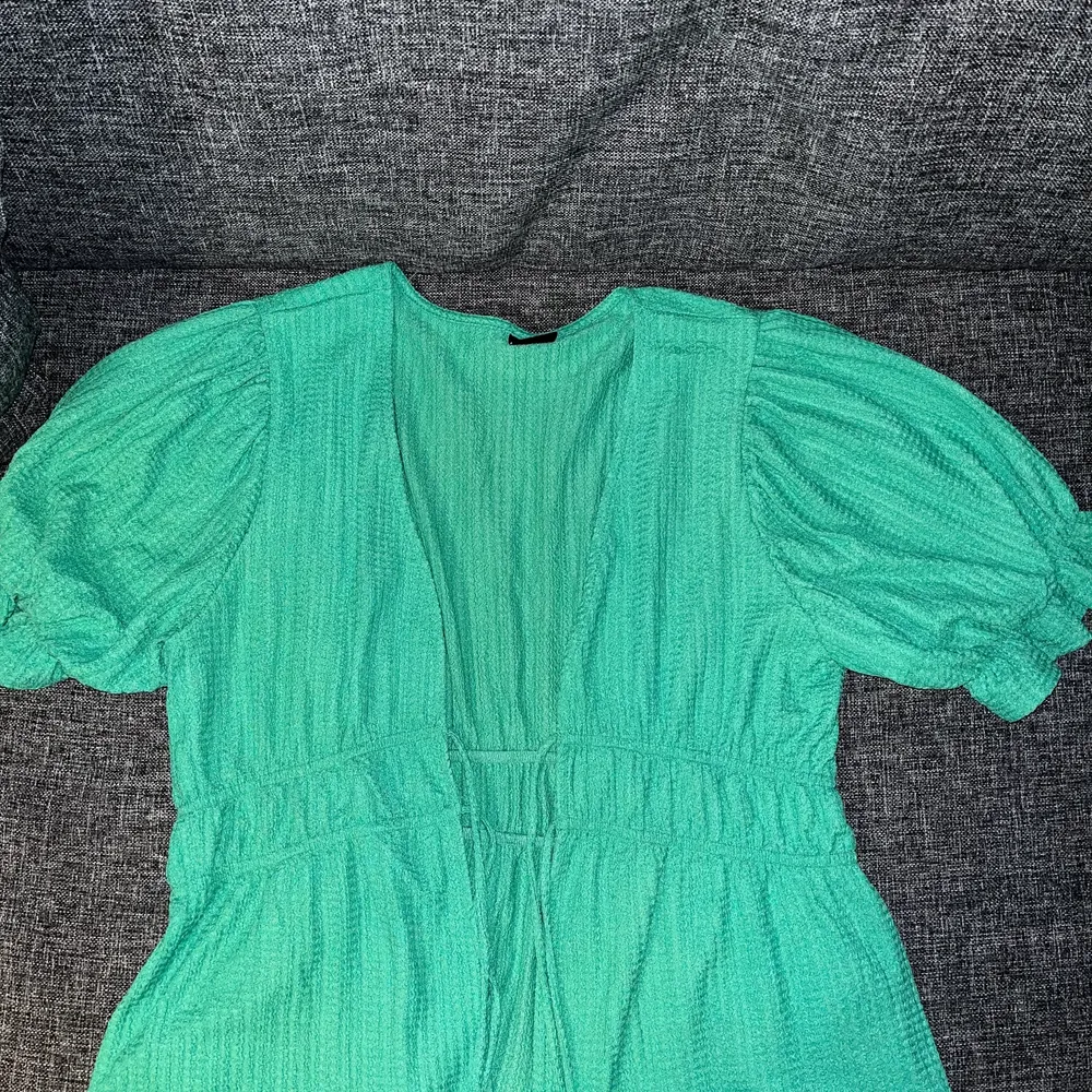 En grön topp från Gina tricot i storlek M. Oanvänd!. Toppar.