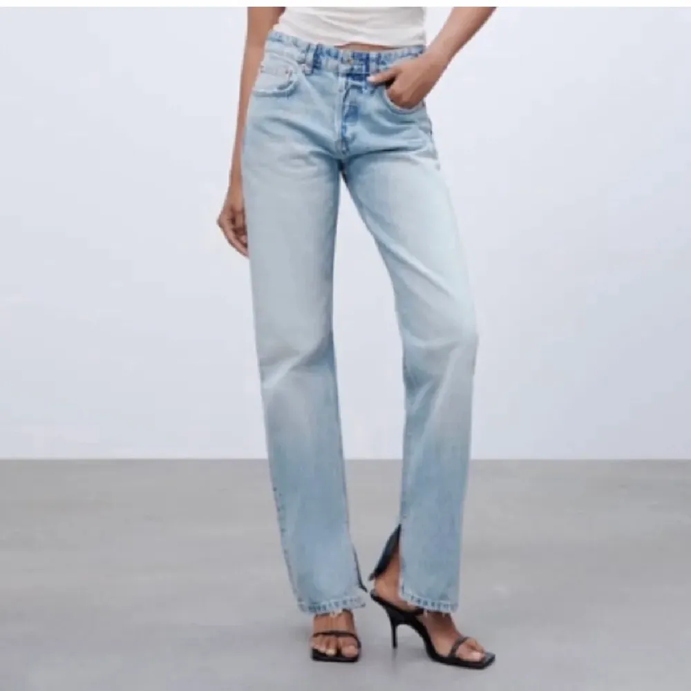 Säljer dessa oanvända populära jeans från zara, storlek 38 men skulle säga att de passar 36/38💛 finns i Jönköping annars står köparen för frakt🥰. Jeans & Byxor.