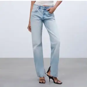 Säljer dessa oanvända populära jeans från zara, storlek 38 men skulle säga att de passar 36/38💛 finns i Jönköping annars står köparen för frakt🥰