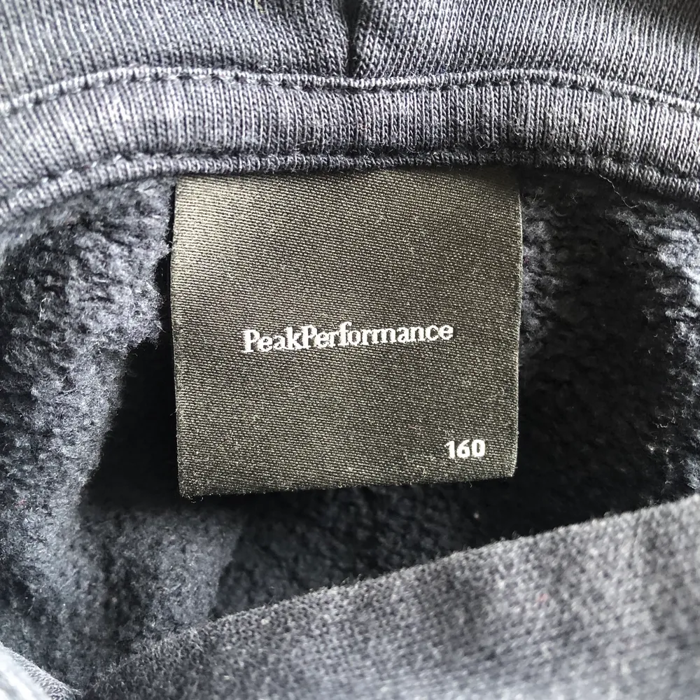 Mörkblå Peak performance hoodie i nyskick. Inte någon skada eller sånt. Använd fåtal gånger. Storlek 160. Använd senast för ca 1,5 år sedan. 50kr eller bud i pm . Hoodies.