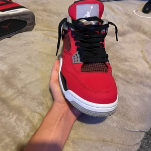 Jordan 4 Toro Bravo - Jordan 4 Toro Bravo EU 43 Sparsamt använda och i fint skick men då det är en gammal modell finns det lite slitage, men grymt skick för en så gammal sko. Låda finns ej.