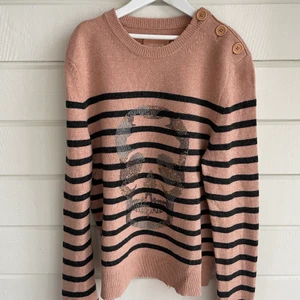 Zadig tröja - Säljer denna så fina Zadig tröjan då den tyvärr inte kommer till användning 💕 Det är några stenar som ramlat av men är annars i jättefint skick! Frakt på 66kr tillkommer vid köp, men kan även ta Instabox! 