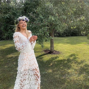 Klänning  - Väldigt fin klänning i blommig spets💜🌼! Använd 1 gång. Köp nu för 1000kr. 