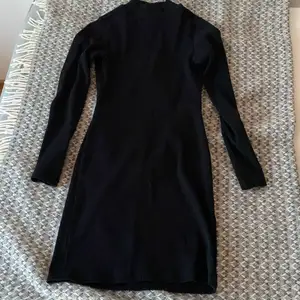 En svart långärmad kläning som går till knäna med öppen rygg!! Perfekt till fina middagar eller till andra tillfällen!!   Köparen står för frakt🦋
