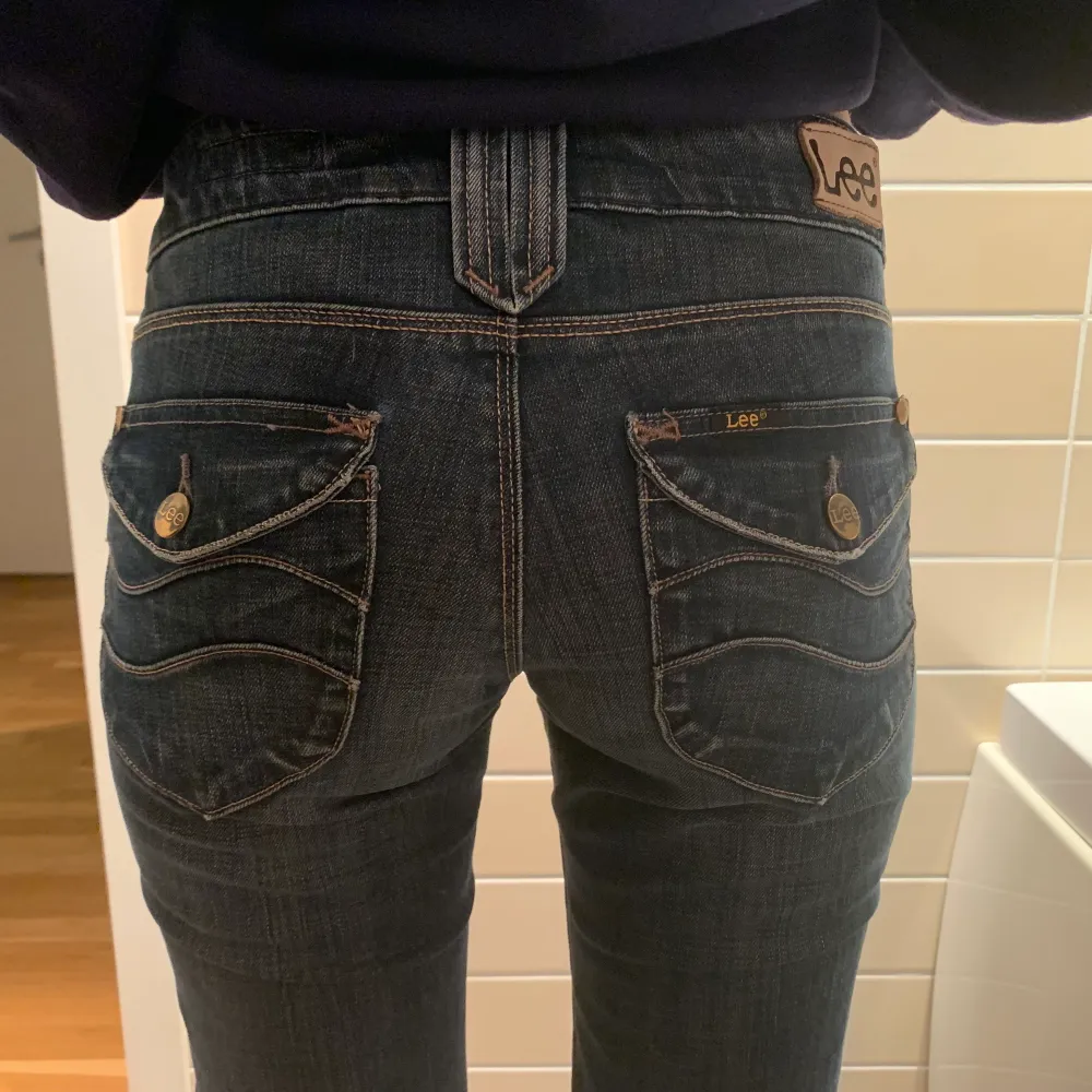 Lågmidjade jeans från lee. Midjemåttet är ca 78 och innerbenslängden 84. De är bra i längden på mej som är 170. Köparen betalar frakt. Jeans & Byxor.