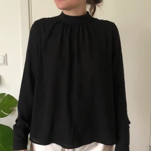 Svart blus  - Fin, svart blus i storlek xs.