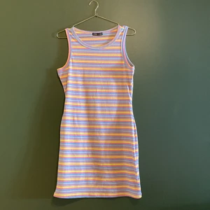 Ribbad klänning - Ribbad klänning ifrån SheIn Storlek m/38  Kan mötas upp i Finspång/Linköping eller fraktas emot porto