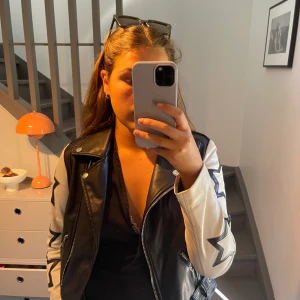 Twinset jacka  - Snyggaste sensommar/höstjackan från twinset köpt i Italien för några år sedan. Skinnjackan är i storlek M och perfekta plagget för att styla upp en vardaglig outfit. Jackan är i ett väldigt bra skick, knappt använd.                                                            Nypris: ca. 2000kr 