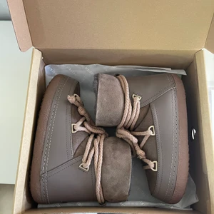 Inuikii skor - Superfina inuikiis som ser iprincip nya ut, inga skador. Köpta för 3100kr förra året och väldigt lite använda. 66kr spårbar frakt tillkommer😍😍