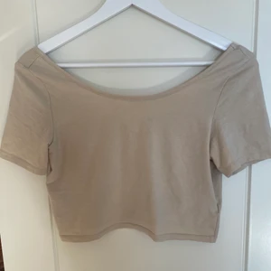 Monki topp - T-shirt från Monki med fin urringning i ryggen. Storlek S✨ Frakt: 59kr just nu