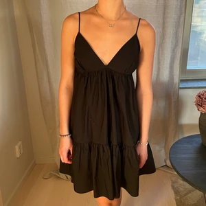 Zara klänning  - Superfin klänning från zara med ljusterbara band 