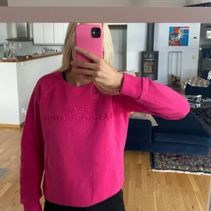 Rosa peak performance hoodie - Rosa peak performance hoodie i storlek XS. Tröjan är knappt använd och i gott skick. Köparen står för frakten!💕