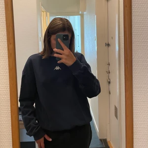 Mörkblå sweatshirt  - Mörkblå sweatshirt från kappa