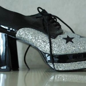 Festliga 70-talsboots i nyskick! - Otroligt feta 70-tals skor/boots med glittersetaljer och stjärnor. Endast provade. Passar 41!
