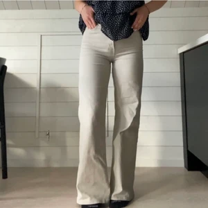 Utsvänga jeans  - Fina beiga utsvängda jeans i fint skick. Säljer då dom ej passade💗  (Lånad bild)