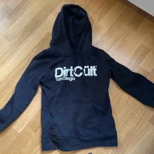 Hoodie med tryck  - Två fina Hoodies som inte är så använda. En för 150 eller både för 219. Perfekt att gå ut och gå med eller bara mysa i. Kommer skriva att den kostar 1 spänn men det står ju här vad den/dom kostar