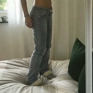 Lågmidjade gråa jeans  - Köp direkt 450krJÄTTEFINA gråa lågmidade jeans från märket soccx dnm. Köpta i Berlin, perfekta grå färgen men säljs då jag inte har plats för mer än ett år gråa jeans. Skriv för minsta fråga! W27 L34 men ser bra ut uppvikta eller uppsydda om man e kortare