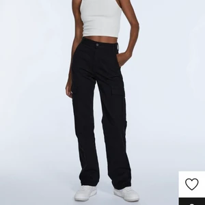 Stradivarius cargos - Cargobyxor från stradivarius, sparsamt använda och inga tecken på slitningarna finns. Nypris 359 kr🖤