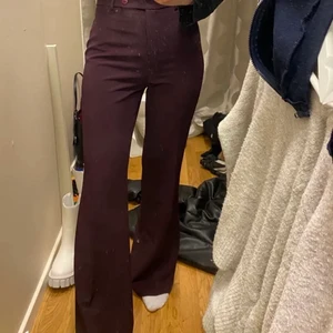  kostymbyxor  - Lila utsvängda/bootcut kostymbyxor som tyvärr inte kommer till användning, jättefina och i bra skick! Storlek 36 men passar bra på mig som har xs/s och ör 160cm lång också. Står inte vilket märke eller vart dom är ifrån tyvärr, skriv vid frågor:) 