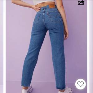Jag säljer dessa fina mörkblå jeans pga försmå, men när de passade var det dom skönaste och snyggaste jeansen jag ägt, perfekt om du har korta ben och smal midja, priset kan diskuteras vid snabb affär OBS, du står för frakten :)