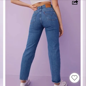 Levis Jeans XS - Jag säljer dessa fina mörkblå jeans pga försmå, men när de passade var det dom skönaste och snyggaste jeansen jag ägt, perfekt om du har korta ben och smal midja, priset kan diskuteras vid snabb affär OBS, du står för frakten :)