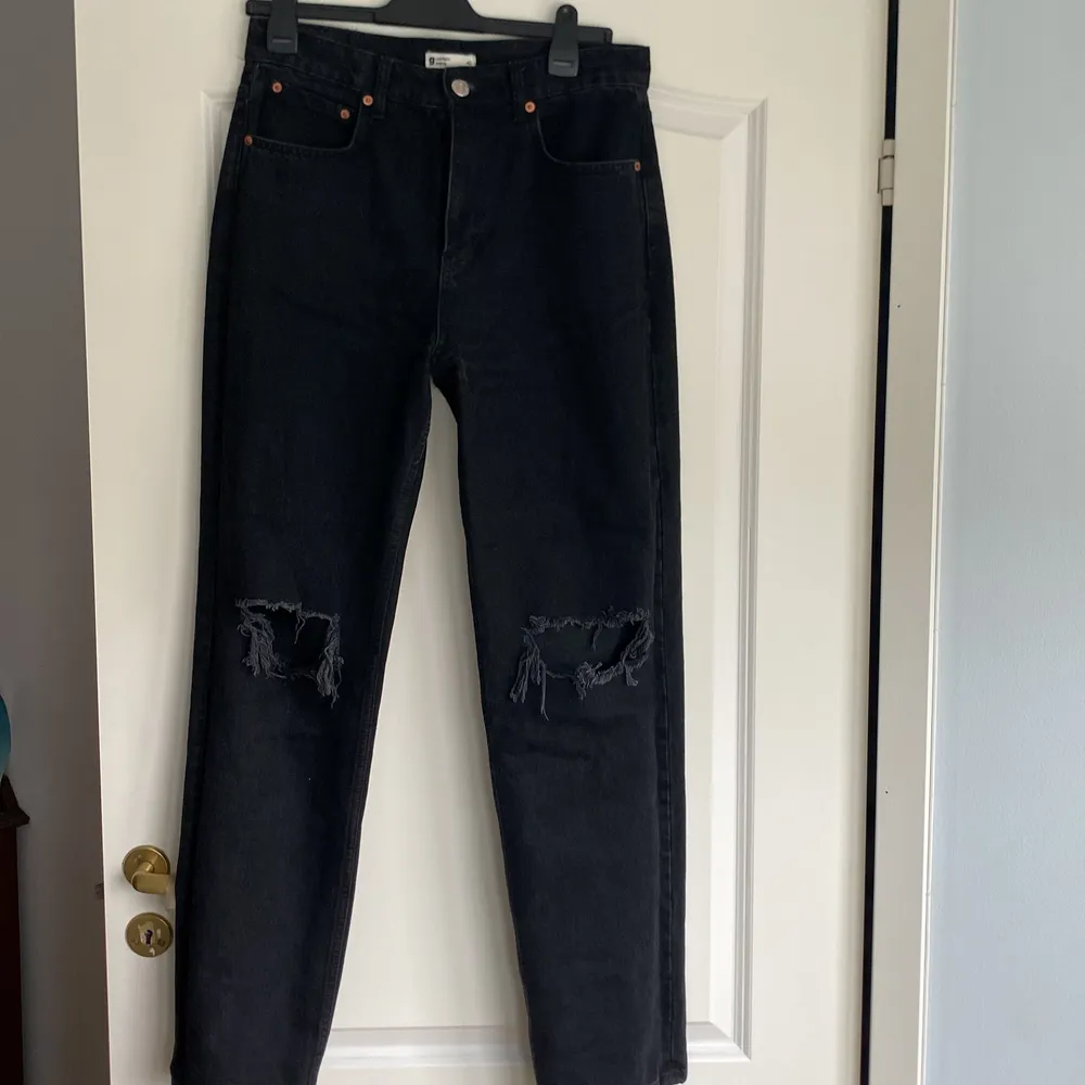 Lite pösiga jeans med hål vid knän som är i storlek 40. Jeans & Byxor.
