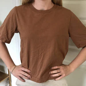 T-shirt brun - Kortare t-shorts från Gina Tricot