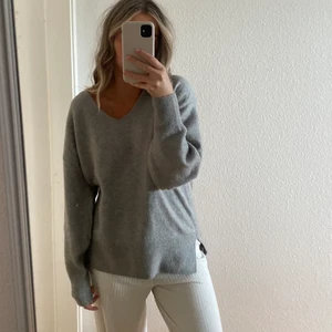 Grå stickad tröja - Superfin stickadtröja från HM! Perfekt nu till hösten 🍂 storlek: xs ✨