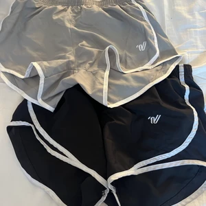 Infinity shorts - Jag har valt att sälja mina Infinity shorts, eftersom att jag valt att sluta i cheerleadingen. Dem gråa är i storlek xs och dem svarta i s. Båda sitter jättefint tycker jag. Säljer båda för 500 och då ett par för 250 