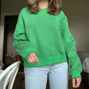 Zara tröja  - Säljer nu min fina tröja från zara med stickade muddar och krage i jättebra skick. 💓💞❤️