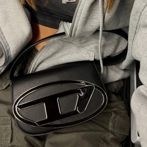 diesel väska - Säljer min diesel väska (inte äkta) eftersom den aldrig används. Utifrån sett är den identisk till originalet och är i både bra skick och bra kvalite. Den kommer även med ett längre band så man kan välja om man vill ha den på axeln eller över kroppen. Skriv gärna privat för fler bilder eller frågor 💕 Buda gärna i kommentarerna eller privat. Pris på 500kr köp direkt för 550kr