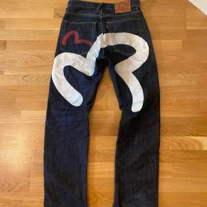 Säljer dessa Evisu jeans! Midjemått 38cm tvärsöver, Innerbensmått 81cm, kontakta för frågor Tryck inte på köp nu!! 