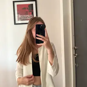 En fin kavaj kofta som kan användas till det mesta, perfekt på ett bröllop tex.  Storlek 34.  Använd fåtal gånger, bra skick.  