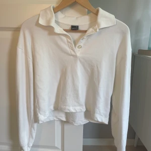 Gina tricot topp - Supersöt tröja från Gina! Kommer tyvärr inte till användning längre. Är strl xs men passar en xs och s också :)