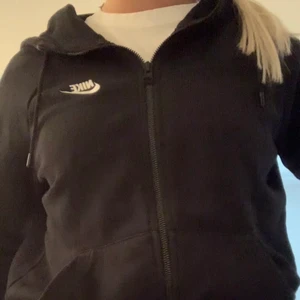 Nike kofta - Riktigt snygg men använder inte så ofta. 🖤 Den är svart men ljuset gör att den ser urtvättad ut