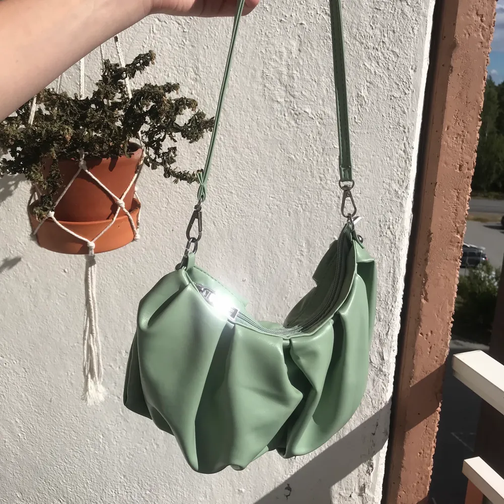 En liten mintgrön handväska från shein, är helt felfri och har använts ett fåtal gånger, alltså nästan helt ny. Kontakta mig för fler bilder eller frågor 😊   Ha en fortsatt fin dag/kväll!. Väskor.