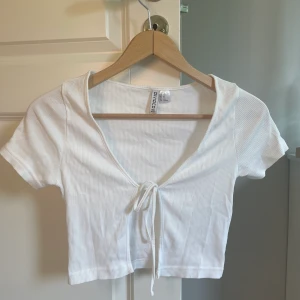 HM topp - Supersöt topp från hm som tyvärr inte kommer till användning längre! 