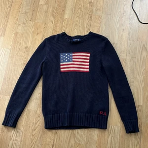 Ralph lauren tröja - Säljer min stickade Ralph lauren tröja pga att den tyvärr blivit för liten. Skick 8,5/10🥰 Pris +frakt, vid snabb affär kan priset diskuteras!🤍