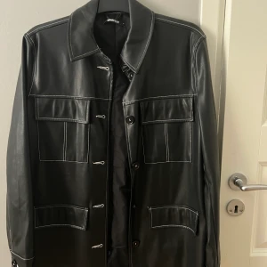 Skinnjacka/kavaj från GinaTricot  - Knappt använd, som i nyskick. Fin till många tillfällen! 