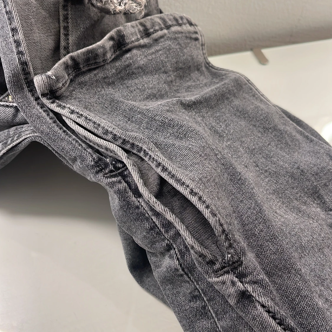 Gråa jeans slits - 91