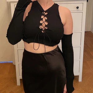 Svart festtopp  - Svart croppad festtopp med knytning framtill. Endast använd en gång😁