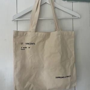 Beige Tygväska  - Ljusbeige tygväska, mått ca 30x25. samfraktar gärna med andra plagg🌸
