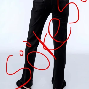 Söker efter ett par juicy byxor, under 500 kr ❤️ - Söker efter ett par juicy byxor, kan va i vilken färg som helst men vill ha dem typ nya, knappt använda. ❤️ helst under 500 kr 