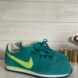 Nike sneakers - Skitcoola sneakers från Nike strl 38,5 använda ca 1-2 ggr så i princip nyskick, säljer då de ej kommer till användning