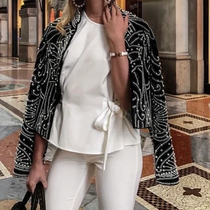 Jacka i pärlor  - En otroligt häftig jacka hordernas med pärlor. Inköpt för några år sedan men aldrig kommit till användning. Bilderna är lånade men kan skicka egna vid intresse